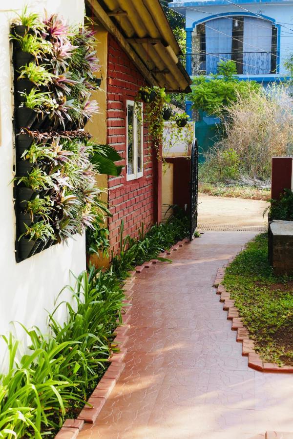 Shanu'S Seaside Inn - A Family-Run Guesthouse Just 100 Metres From Candolim Beach Экстерьер фото